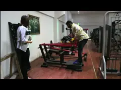 Квадратной тренировка спортзала разминки пожимания плечами оборудования прочности молотка трубки нагруженная плитой video