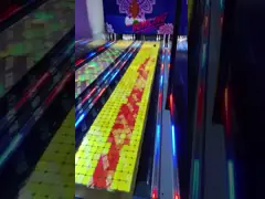 Игры репроектора боулинга игрового центра взаимодействующие для двойных игроков video