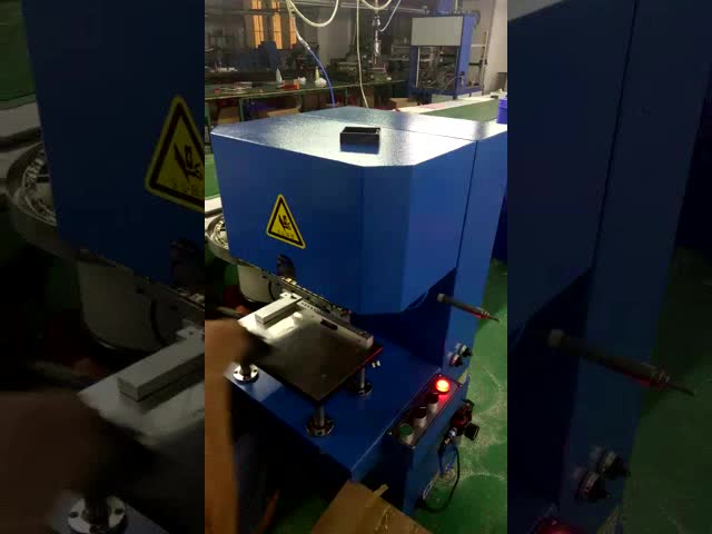 Бумажная автоматическая бумажная коробка делая машину, подарочную коробку делая машину Эко дружелюбный видео