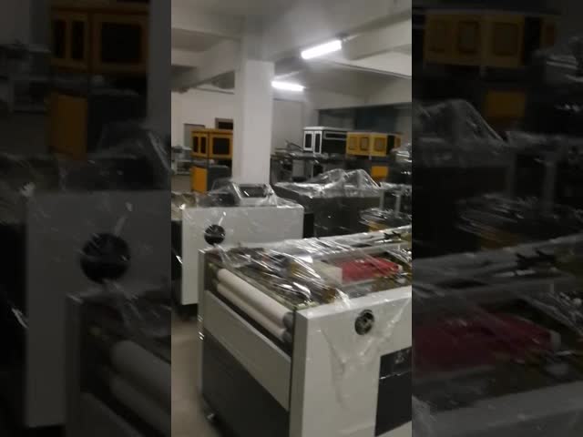 Прилипание регулируемой машины производства бумажной коробки энергосберегающее сильное видео