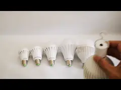 Течение наградной аварийной электрической лампочки СИД E27 постоянн с батареей 800mA video