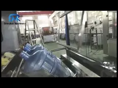 Автоматическое оборудование деятельности машины стирки бутылки 5 галлонов заполняя покрывая легкое video