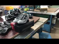 Выполненные на заказ сандалии велосипеда дороги серебряный высокий уровень безопасности цвета превосходное сопротивление выскальзывания video