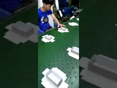 Декоративная бумажная сладкая коробка делая машиной заволакивание края полного уха складывая video