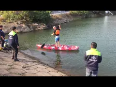 Подгонянный взрослый в 11 ногу сидит на включенном затворе места каяка рыбной ловли каяка делюкс video