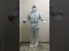 Носка работы предохранения от защитных костюмов медицинских устранимых Ковералльс сверхмощная химическая для очищать, здравоохранение video