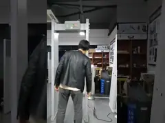 Прогулка температуры человеческого тела через ворота металлоискателя для анти- Коронавирус video