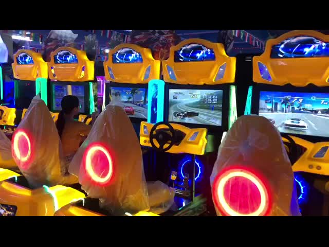 追い越される明るい照明のアーケードのキャビネットを運転しているゲーム2プレーヤーを競争させる