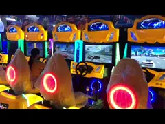 Опережанный участвующ в гонке игрок игры 2 управляя шкафом аркады с ярким освещением video