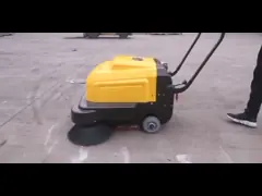 Деятельность кнопки метельщика одного пола робота нажима руки для чистки вакуума video