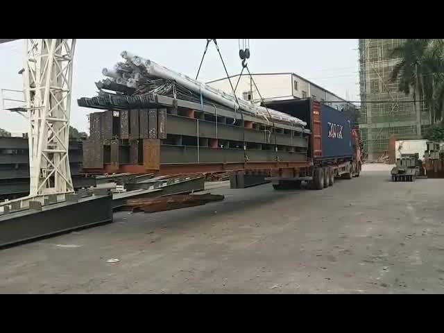 赤いアークの形の屋根の上が付いている取除かれたガレージの鉄骨フレームを駐車する4台のセット小さい車