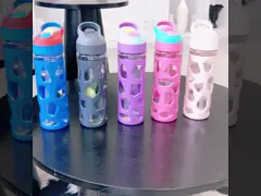 БПА освобождают стеклянную бутылку с водой video