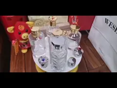 Изображение подгоняло висеть покрывающ крышку духов Zamac бутылки извива video