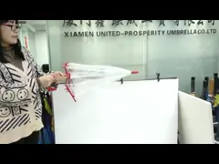 На открытом воздухе компактной прозрачной ручка крюка зонтика дождя покрашенная пластмассой video