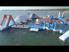 Смешное раздувное плавая аквапарк с размером подгонянным скольжением video