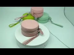 Витринный шкаф ювелирных изделий перемещения девушек „, запирая небольшой кожаный случай ювелирных изделий перемещения video