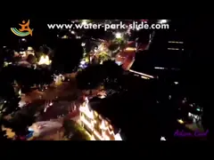 Коммерчески молодые взрослые высокоскоростные водные горки участвуя в гонке с циновкой video