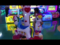 Дети чеканят эксплуатируемую езду Киддие/крытую лошадь веселые идут круг video