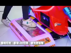 Дети 1 игрока едут на автомобиле участвовать в гонке/машина видеоигры детей video