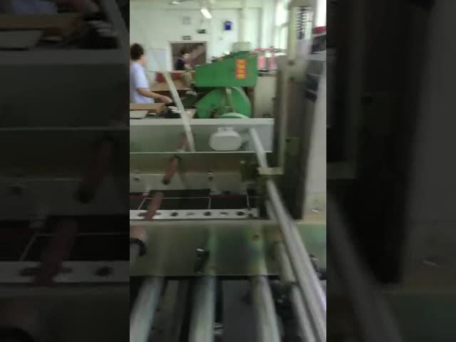 Угол подарочной коробки наклеивая машину