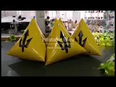 Треугольник изготовленного на заказ логотипа гонки триатлона игры воды оранжевый формирует раздувной томбуй отметки для участвовать в гонке метки video