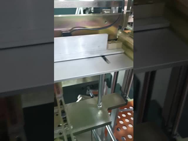 Заклеивание угловых изделий с горячей плавильной лентой / клейкой ПВХ уплотнительной лентой видео