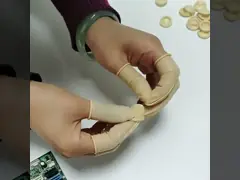 Перчатки пальца латекса латекса 100% естественные в свернутом бежевом порошке цвета свободном video