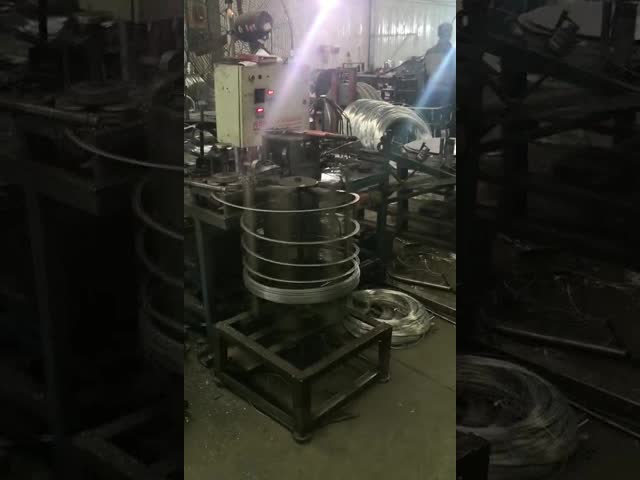 塀のまっすぐなかみそりワイヤー