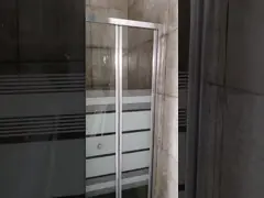 Профессиональная установка экрана ливня двери складчатости ванной комнаты закаленная стеклянная легкая video