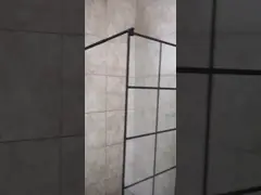 Прогулка ванной комнаты внутри не поливает никакой экран ливня двери Фрамелесс для небольших космосов video