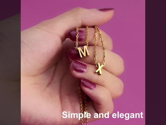 Ожерелье отсутствие аллергических начальных женщин алфавита выгравированное видео