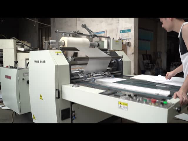 Питаться бумаги двойной машины для производства бумажных ламинатов фильма Bopp сторон ручной видео