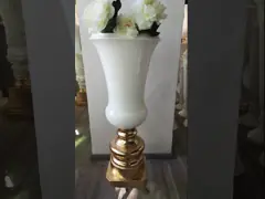 2 вазы таблицы Сентерпьесе стеклоткани размеров лоснистых белых с основанием постамента золота video