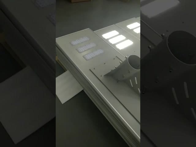 エネルギー白色光の太陽電池パネルの背部が付いている屋外の太陽街灯60Wを救いなさい