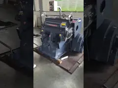 Подержанное вырезывание плашки коробки 1300/920mm сплющивая машину video