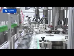 Рука санируя машину геля заполняя покрывая video