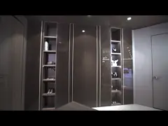 여러 층의 현대 칸막이 옷장
