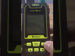 Инструмент цифров Handheld GPS измеряя для измерения территории леса video