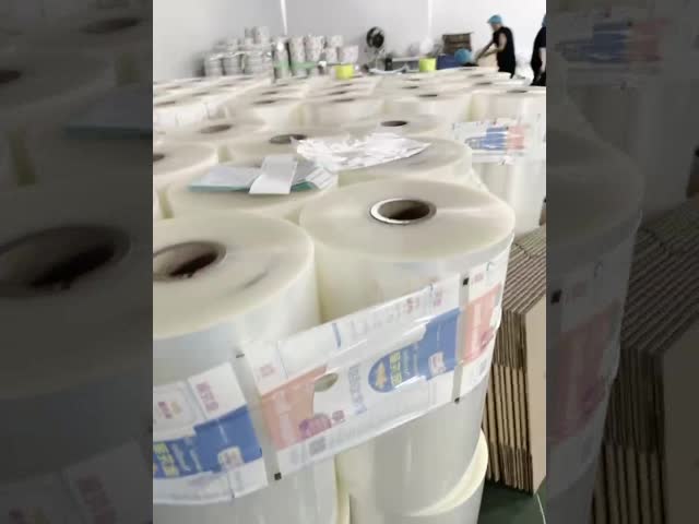 高い食品包装のための障壁によって薄板にされるフィルムを包むソーセージのPVDCロール フィルム