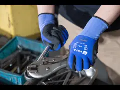 Смажьте устойчивую древесину работая тонкие Breathable перчатки нитрила черноты безопасности руки video