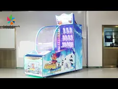 Машина видеоигры выкупления нажимая машину шарика клоуна монетки бросая video