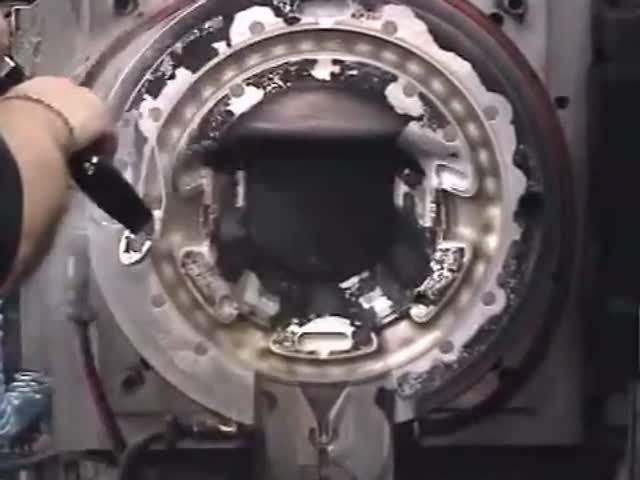 Машина сухого льда взрывая для того чтобы очистить прессформу руля видео