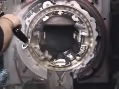 Машина сухого льда взрывая для того чтобы очистить прессформу руля video