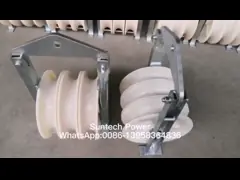 コンダクターを引っ張る架空送電線の鋳造物の鉄骨フレーム ワイヤー ケーブルは滑車ブロックをひもでつなぎます