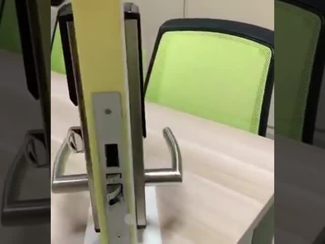 100V から 240V AC 入力 12V DC 出力電源制御