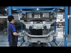 Токарный станок CNC прессформы металла обрабатывая полируя модель автомобиля частей брызг video