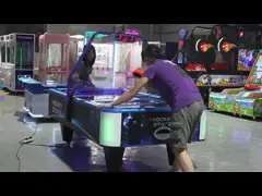 Романный хеллоуин сгабривает машину настольной игры хоккея воздуха океана управляемую монеткой video