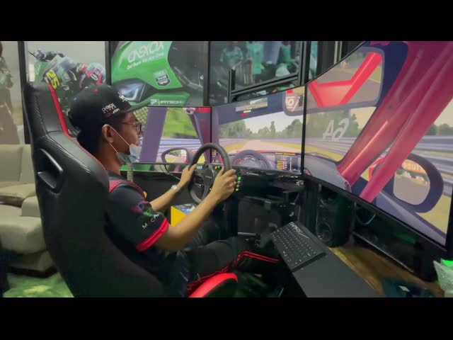 Игра автомобиля безредукторной передачи 3 экранов управляя имитатором с эргономическим дизайном видео