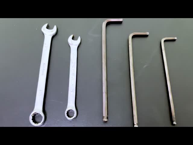 Игра гоночного автомобиля управляя имитатором со стойкой Sim колеса и педалей видео