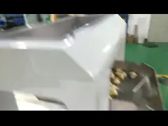 Высушенные куски лука красят фасолей вишни овоща каналов сортируя машины 320 плоды прованских небольшие video